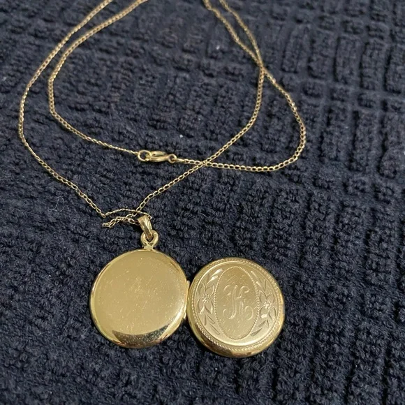 14K GF (gold filled) monogramed (K) locket with an 18 inch 14K GF chain. - Picture 3 of 5